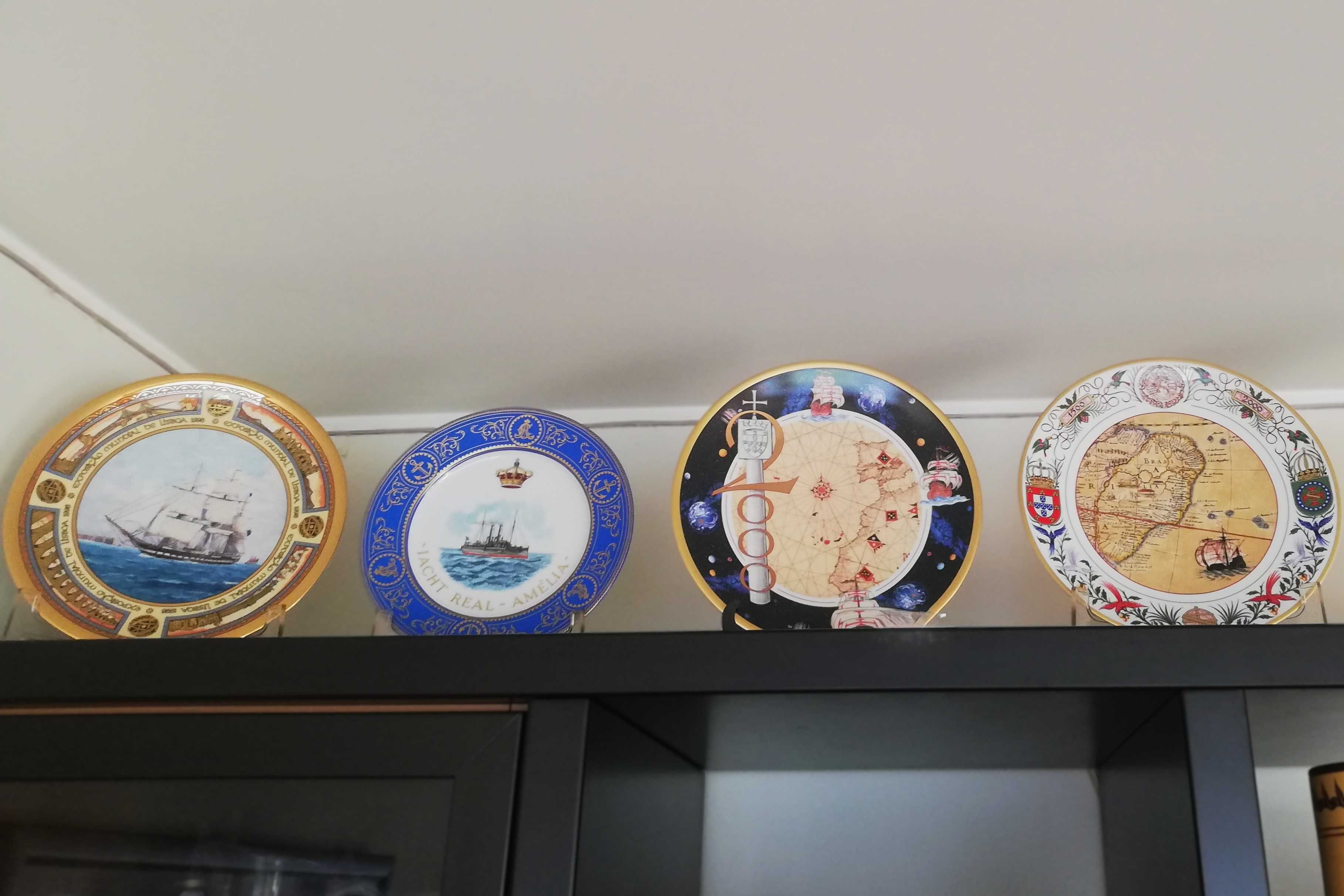 Conjunto de 4 pratos em porcelana com decorações náuticas
