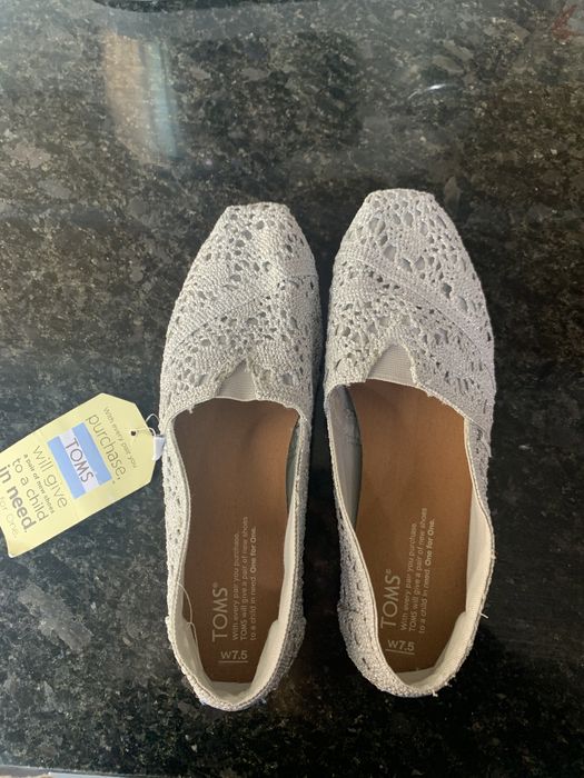 Toms prateados novos com etiqueta para mulher
