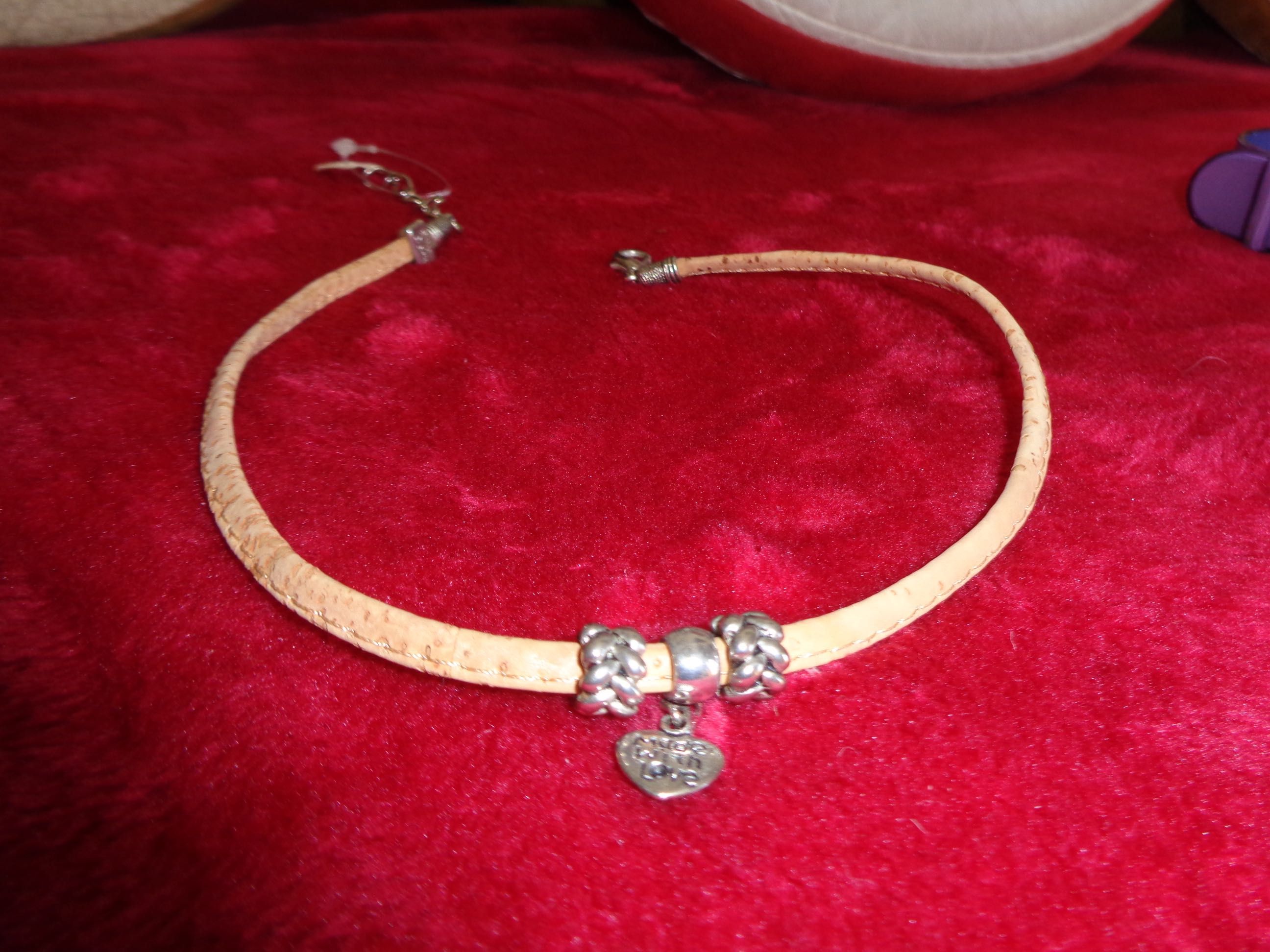 Bijutaria várias combinações de colares e pulseiras