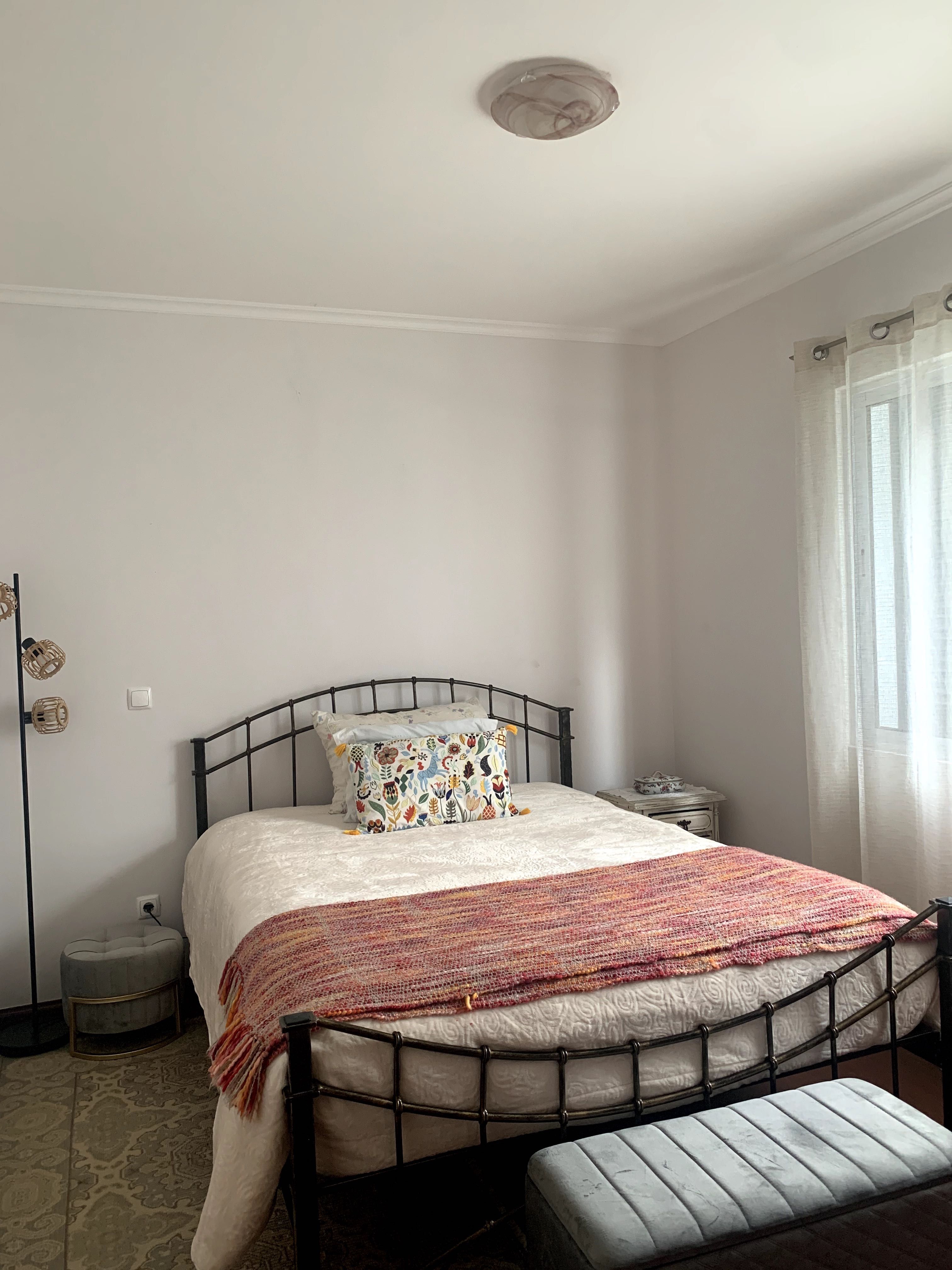 Quarto com casa de banho e sala privativas e cozinha partilhada