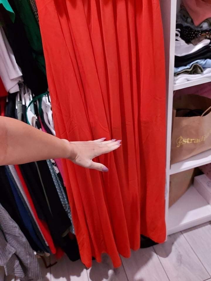 Czerwona długa sukienka