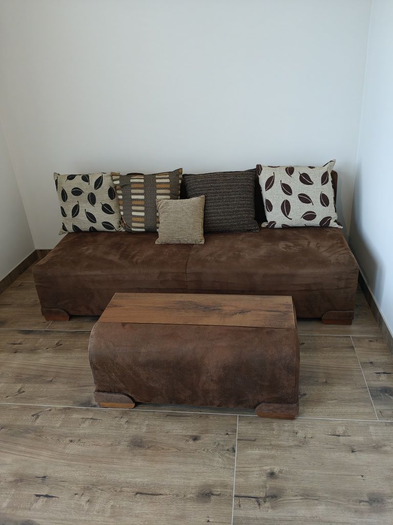 Sofa, tapczan, kanapa w stylu vintage retro rozkładana z poduszkami