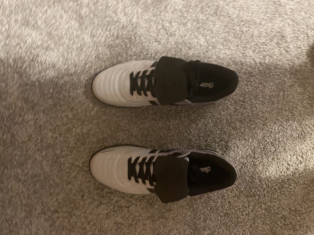 tenis com lingua cinzentos e pretos