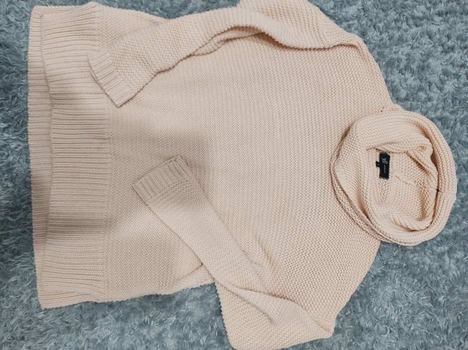 Pudrowy golfik jak nowy