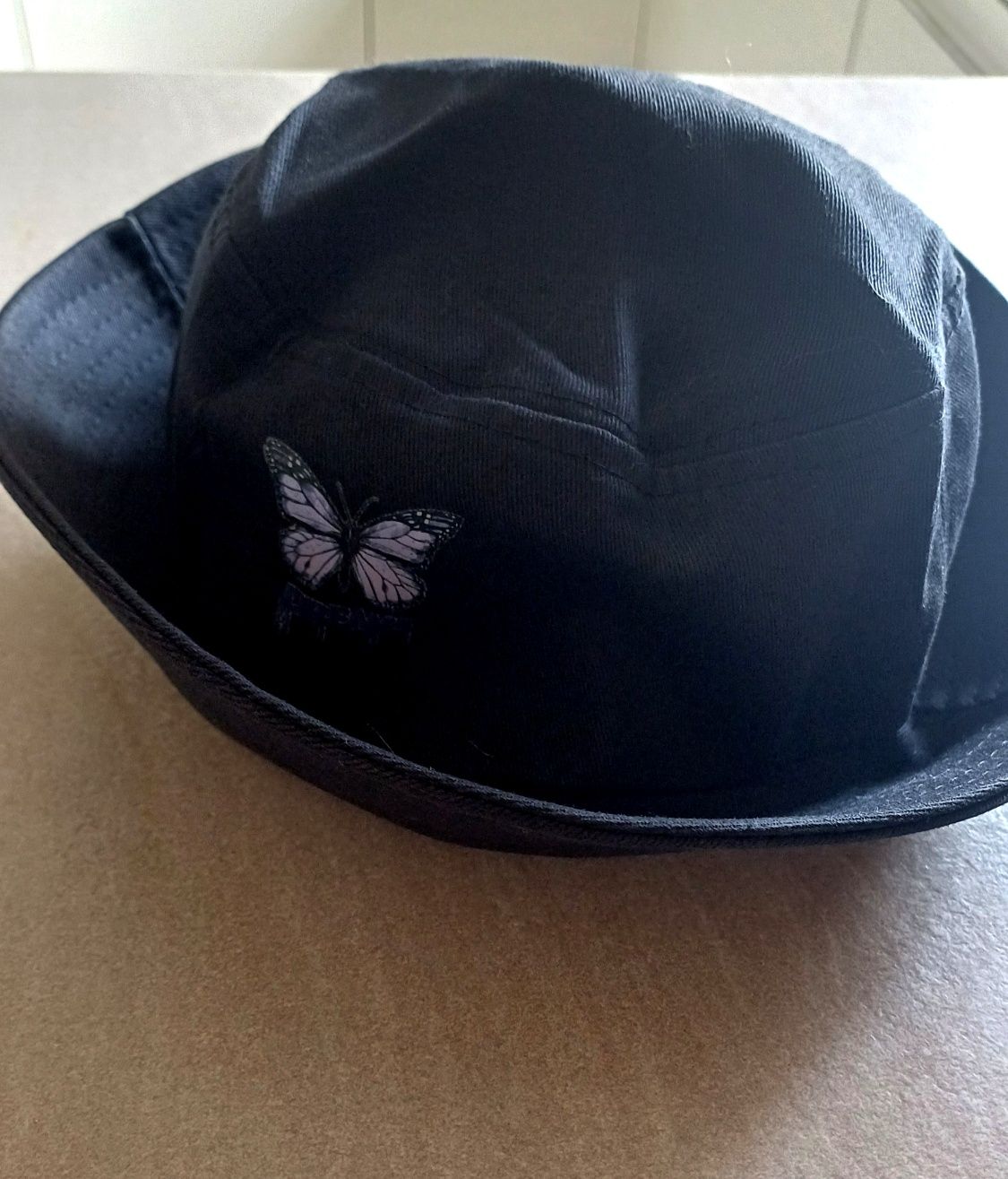 Czarny kapelusz z motylem