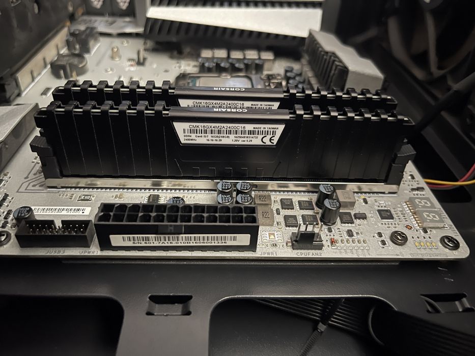 Corsair Vengeance 2x8GB 2400MHz64284553091457122