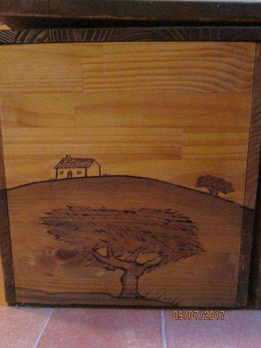 Mesa de jogo para sala, em pinho piro-gravada e 4 bancos