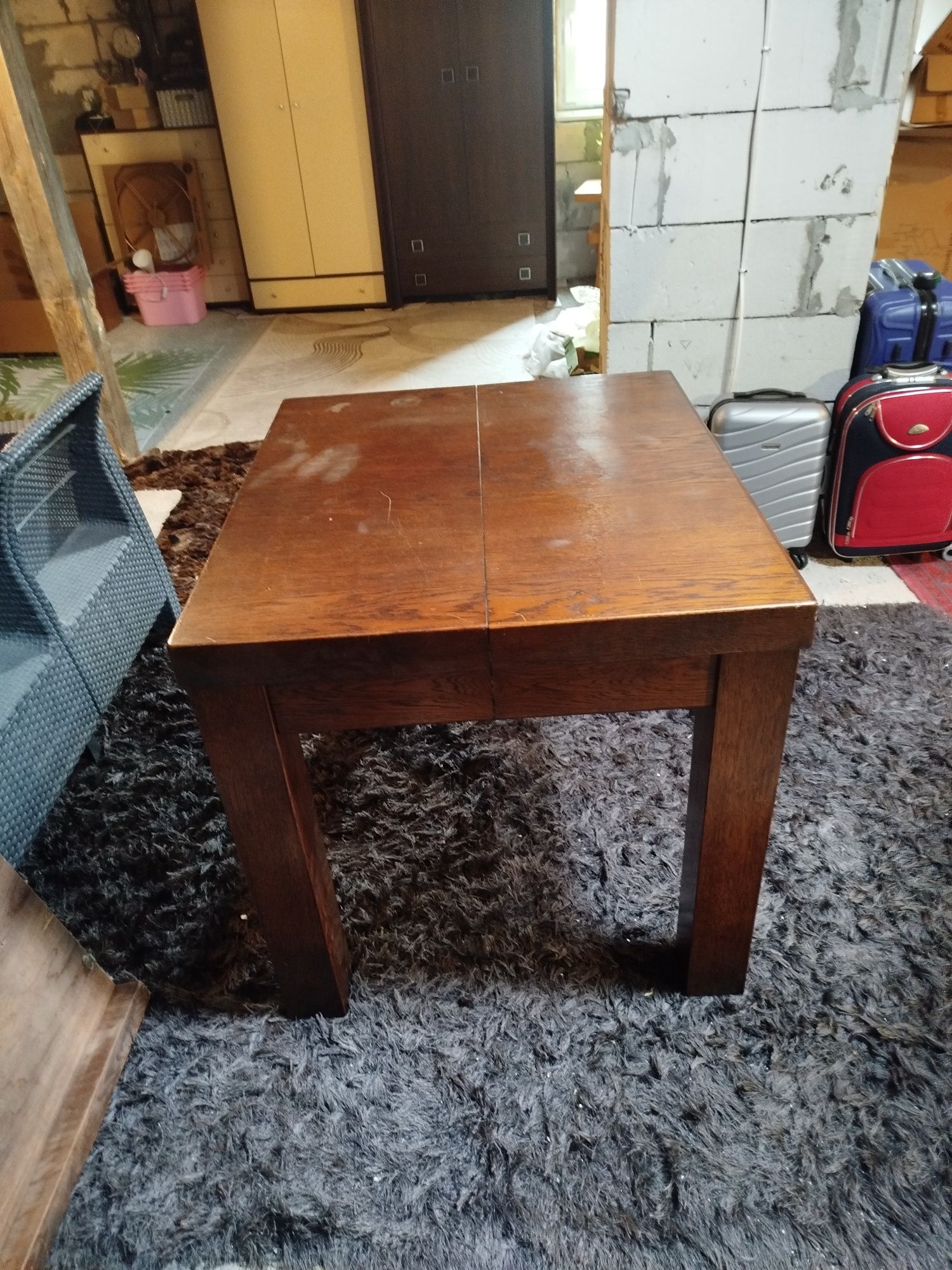 Stół z krzesłami