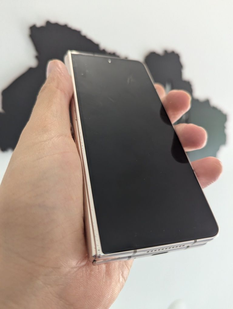 Samsung fold 4 золотого кольору