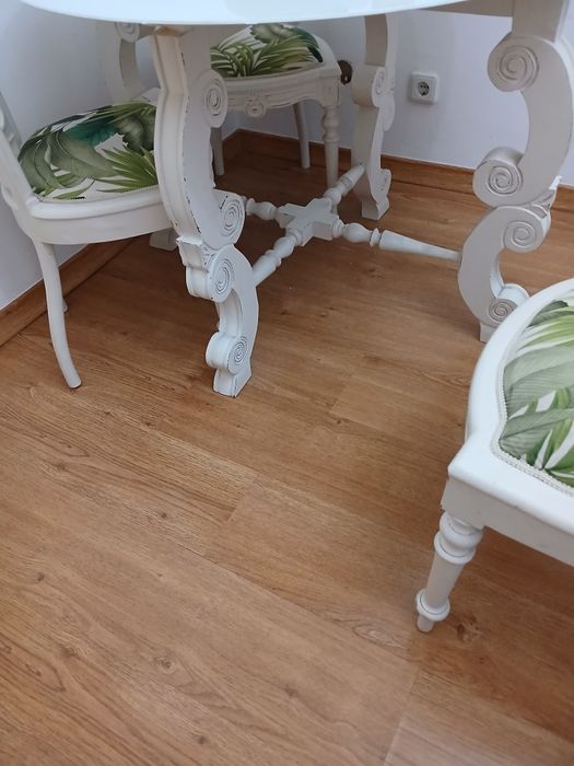 Uma mesa com 3 cadeiras