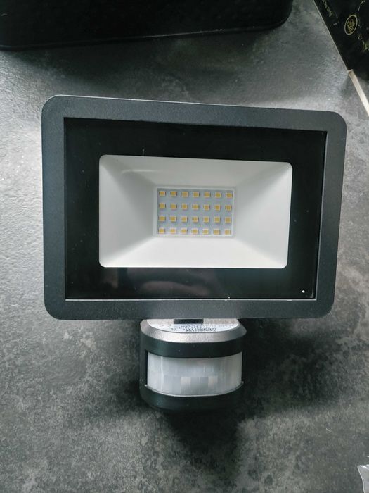 Reflektor zewnętrzny LED 24 W z czujnikiem nowy