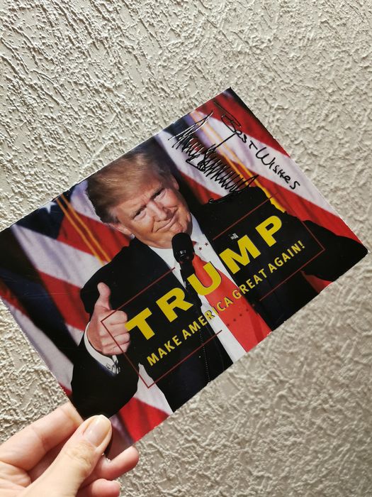 Открытка с подлинным автографом Дональда Трампа
