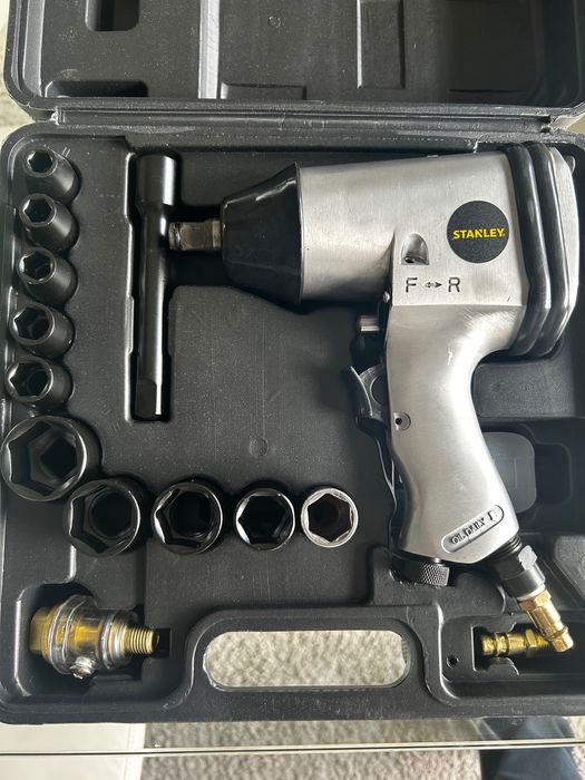 Chave / Pistola de impacto pneumática com 10 chaves de caixa.