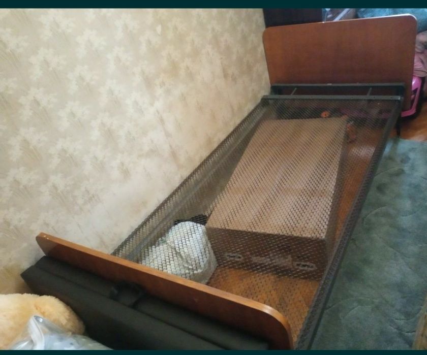 Тумбы винтаж.Комод. Трюмо.Кровать панцирная. Вешалка.Стул раскладной.