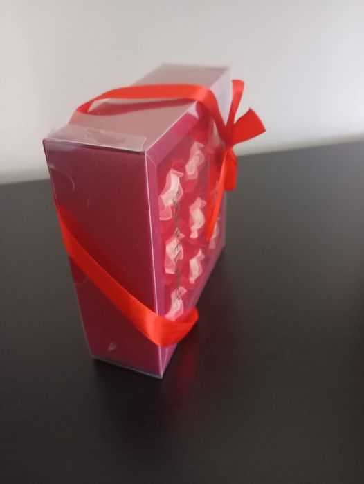 Caixinha com 9 rosinhas artificiais