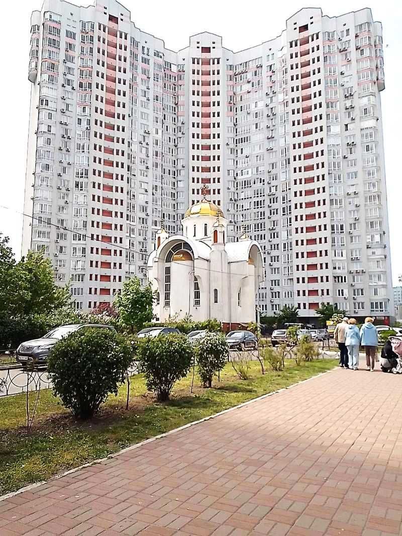 2 ком. кв. ул. Елизаветы Чавдар, 1. метро Осокорки 5 мин. пешком.