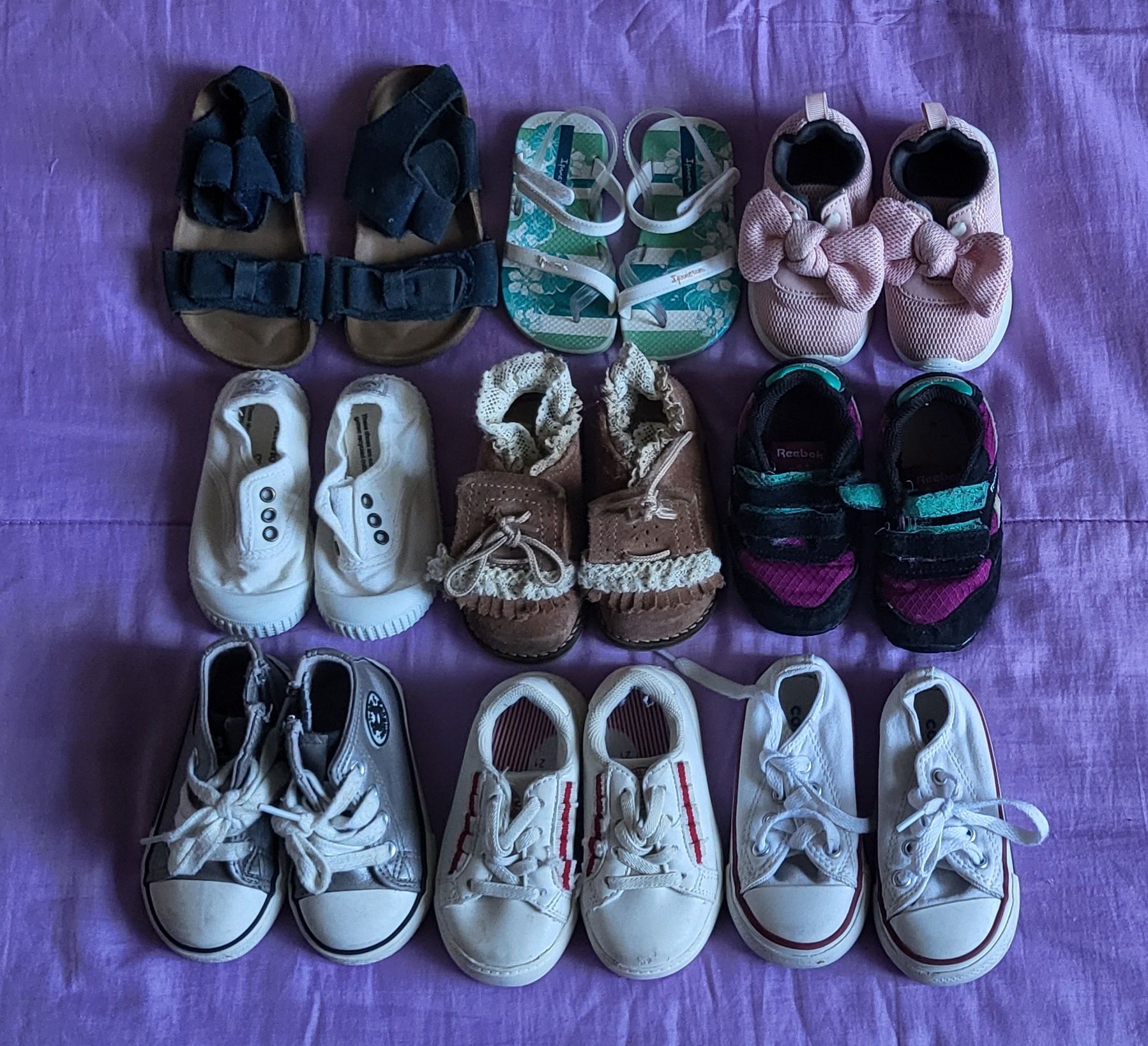 Lote de roupas e sapatos de bebé menina