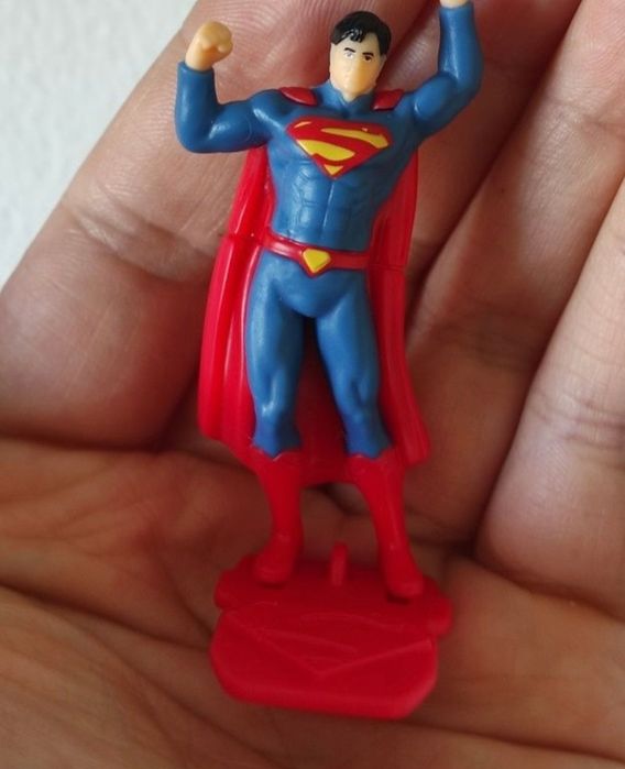 Kinder surprise superman фігурка іграшка супермен