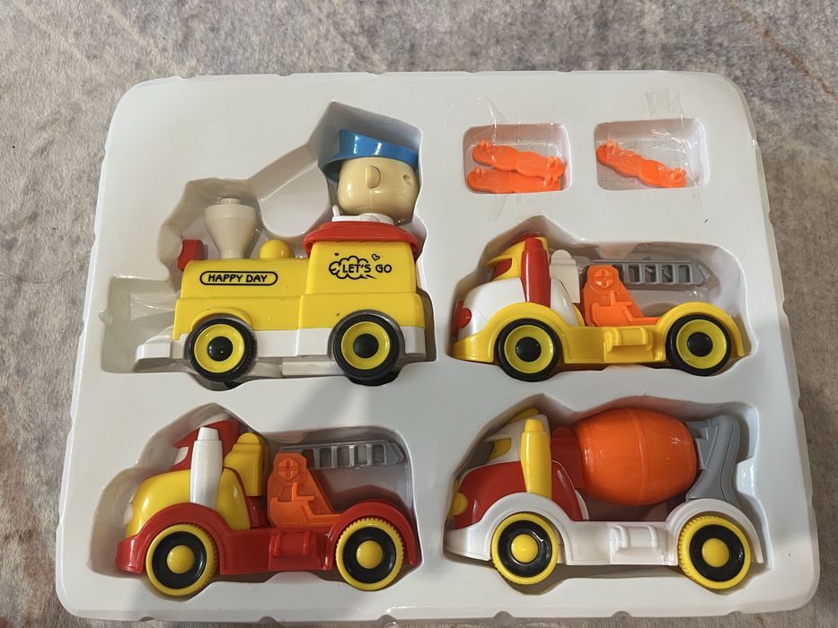 Паравозик,вагони машинки ,музичний.