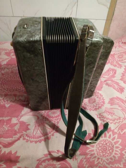 Продам баян Мелодия.