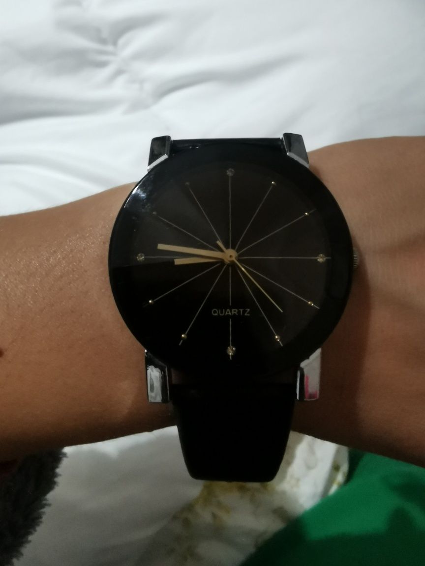 Relógio preto e dourado