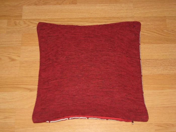 Декоративная наволочка с вышивкой на подушку.