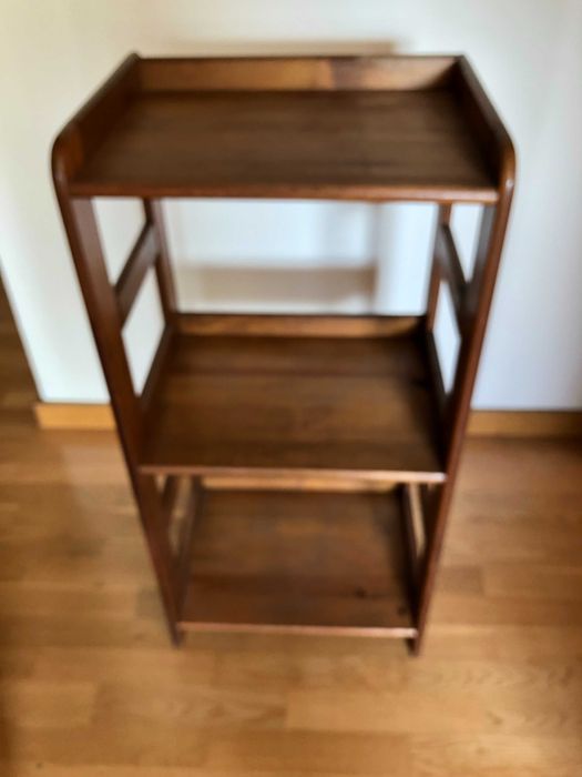 Móvel com prateleiras