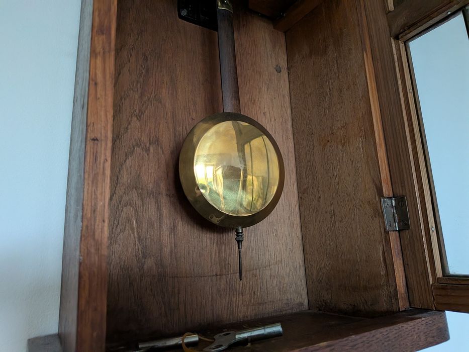 Stylowy zegar ścienny z wahadłem – lata 30–50 XX w.