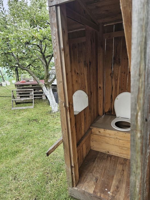 drewniania toaleta przenosna