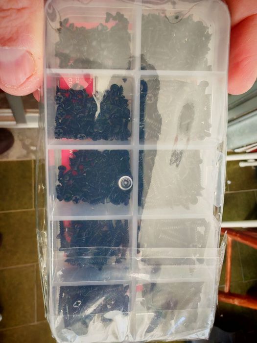 Caixa com 800 parafusos