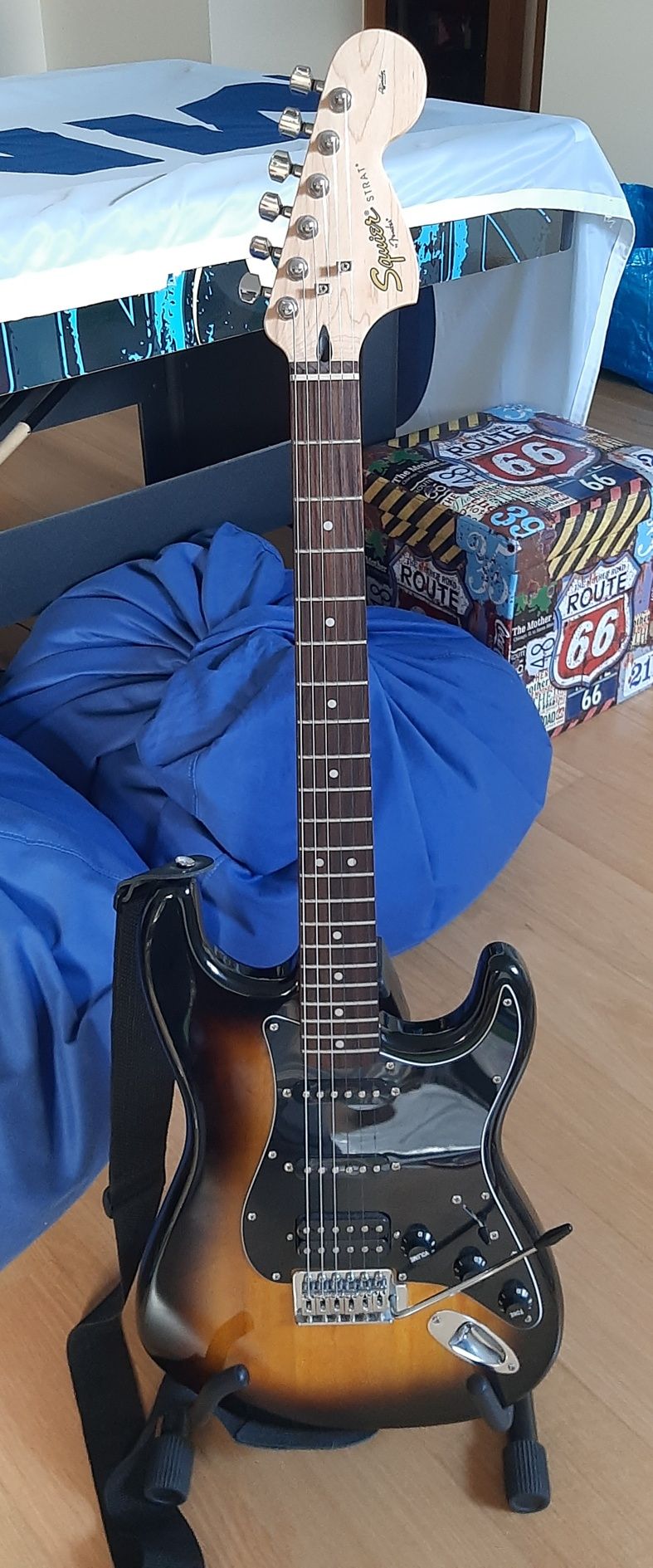 Fender Squier Stratocaster HSS + Amplificador Fender Mustang I