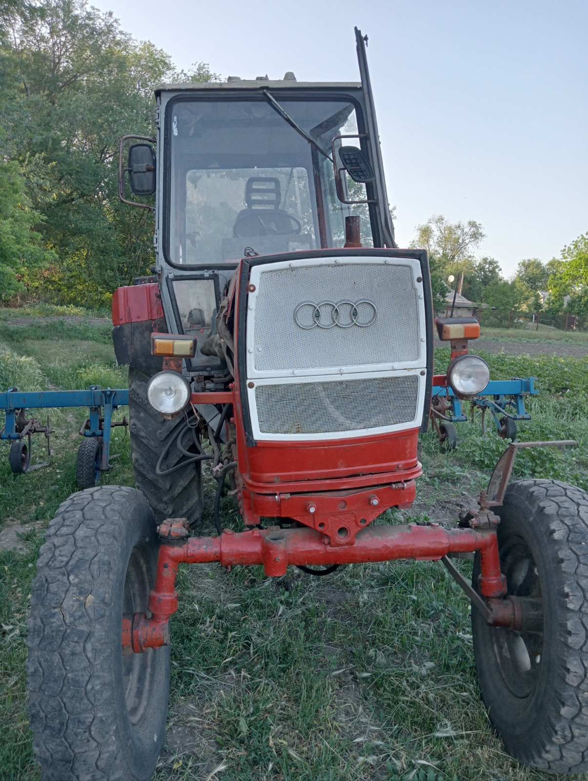 Продам трактор до нього навісне