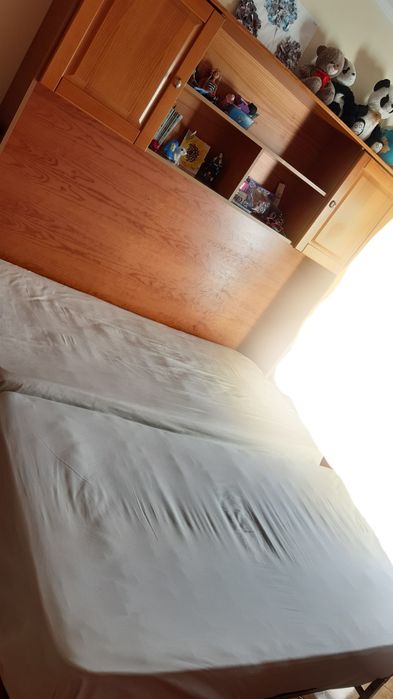 2 camas com armário de cabeceira