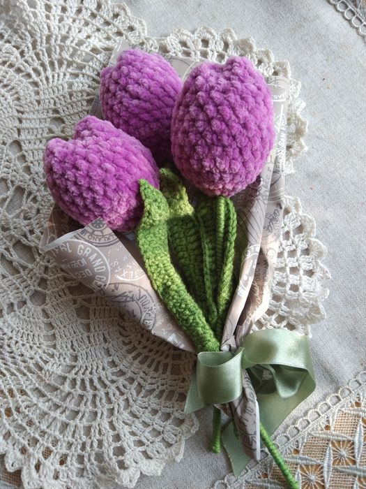 Bukiet szydełkowych tulipanów. Trzy tulipany