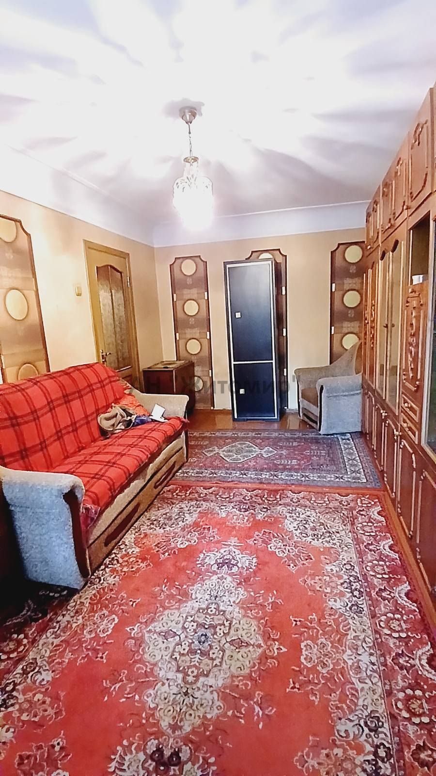 Продається 1-кімнатна квартира в центрі, 1 поверх, фасад