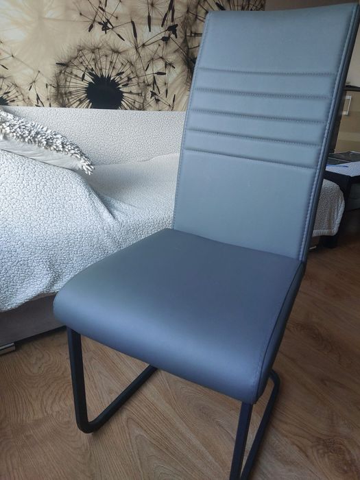 Szare krzesło do jadalni lub salonu