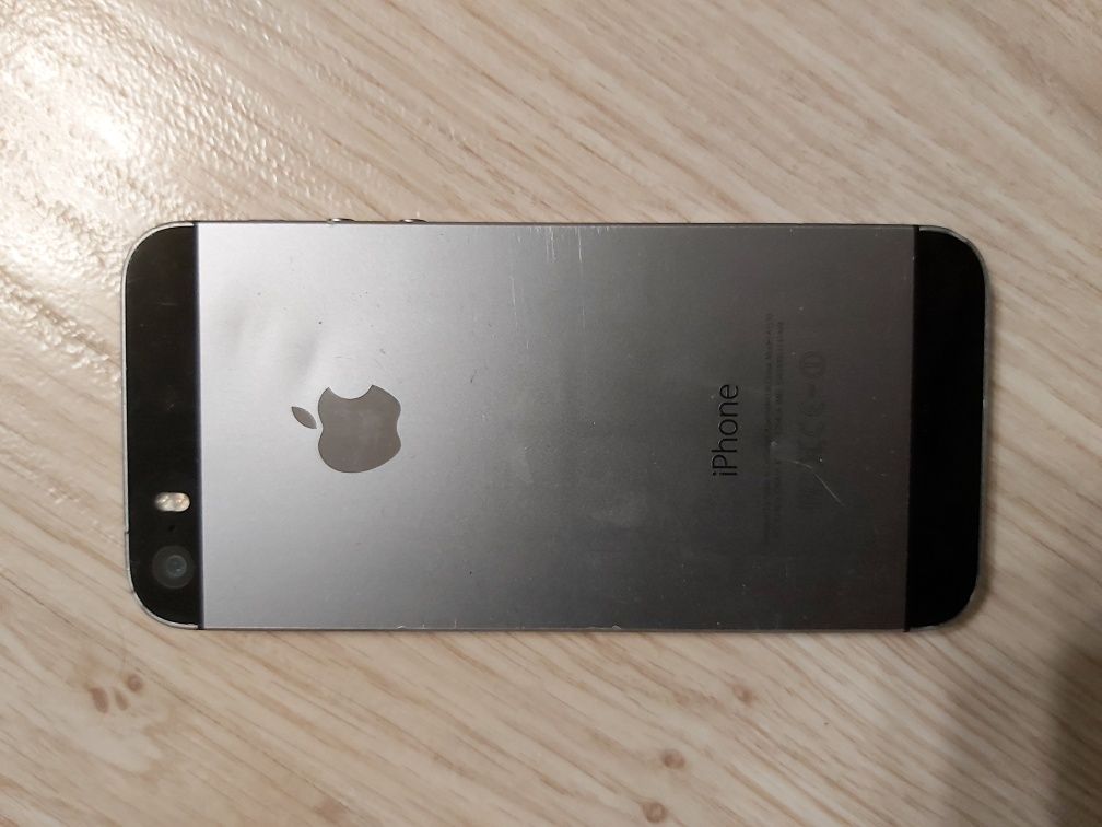 iPhone 5S /64 Гб с двумя чехлами