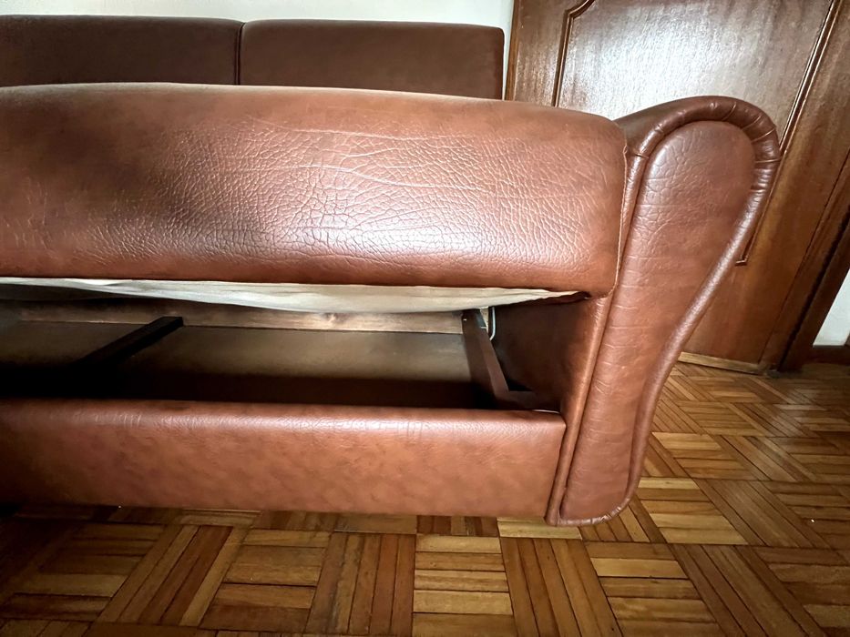 Sofá de 3 lugares em pele, em perfeito estado de conservação