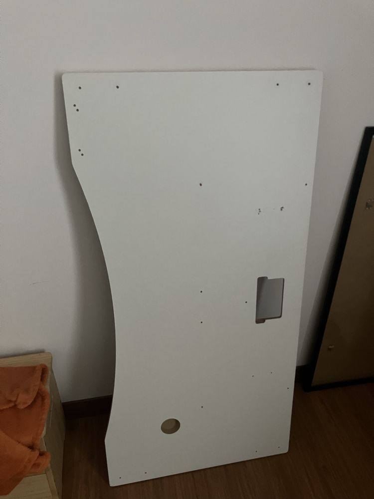 Ergonomiczny blat do biurka z ładowarką podblatową