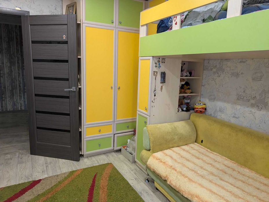 Трикімнатна квартира. Тепла . велика і комфортна