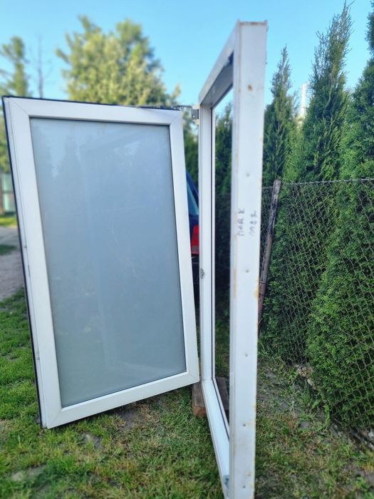 Okno uchylno-rozwierne z szybą podwójna mleczną