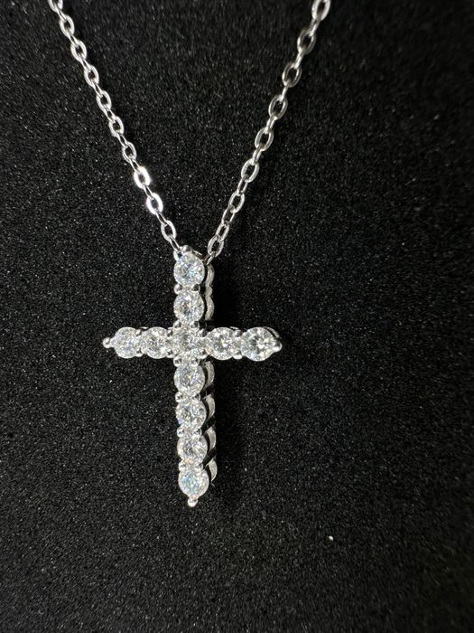 Хрестик з діамантами . Срібний ланцюжок з хрестиком .