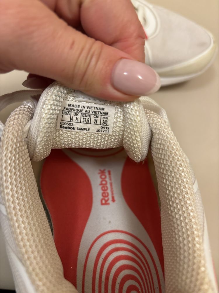 Biale morelowe buty sportowe do biegania reebok