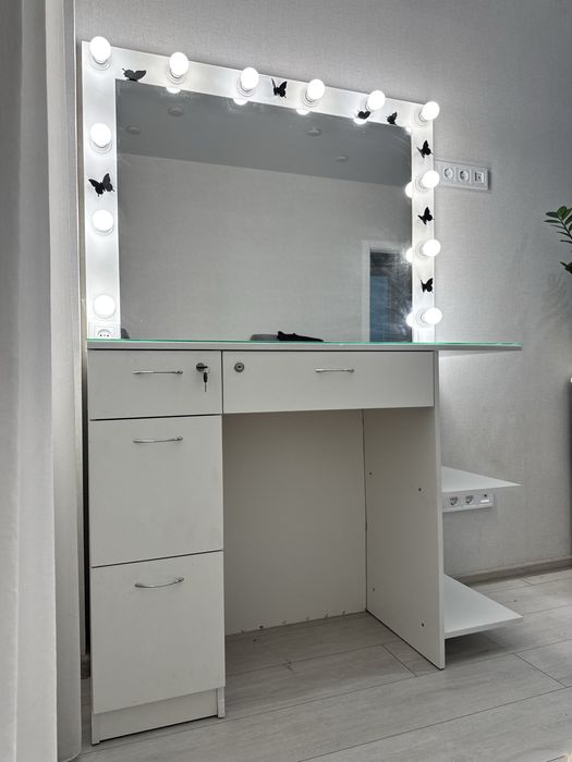 Стіл для візажиста та бровіста