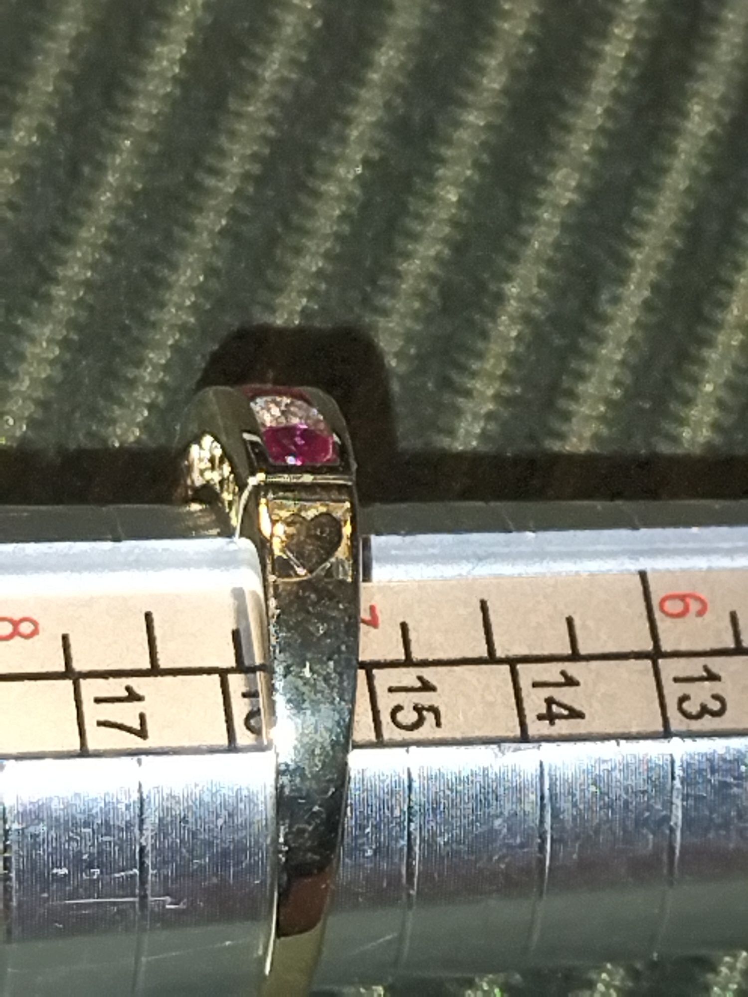 Złoty pierścionek z cyrkoniami i syntetycznymi rubinami Piekny