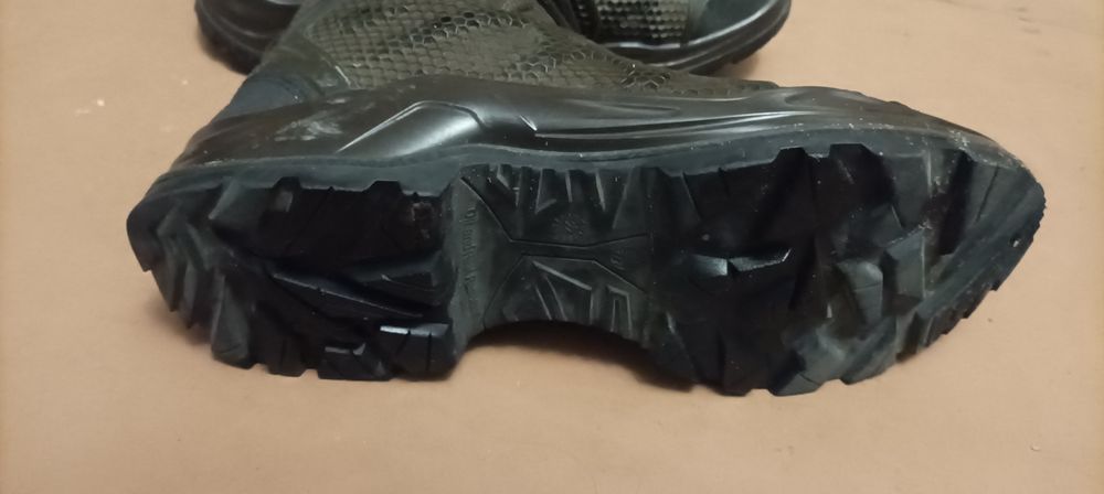 Берцы три пары..