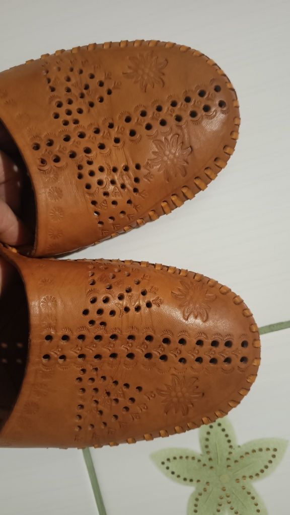 Góralskie klapki z  grubej naturalnej skóry, Rozmiar 41,5 / 42, 26 cm
