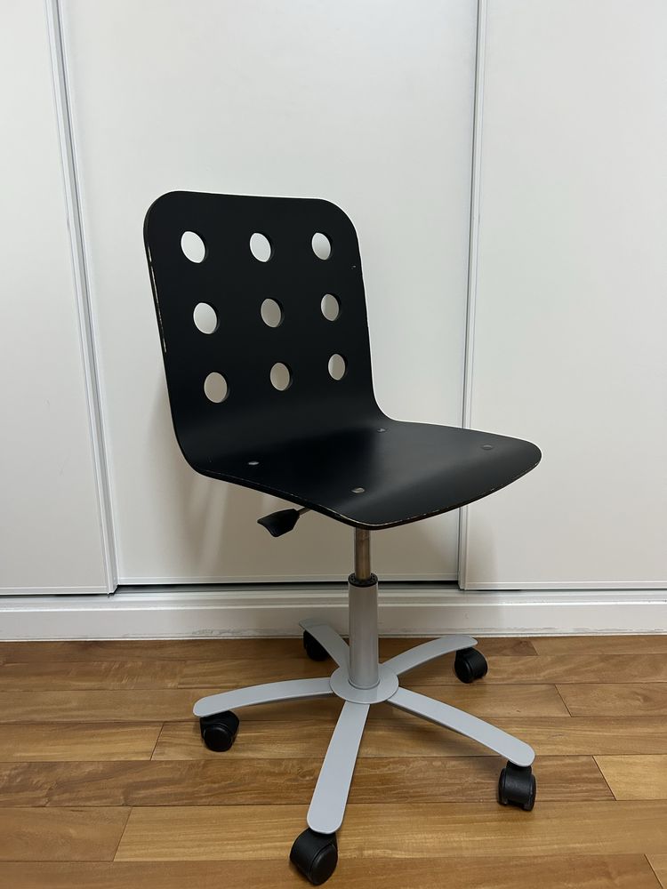 Cadeira preta do Ikea