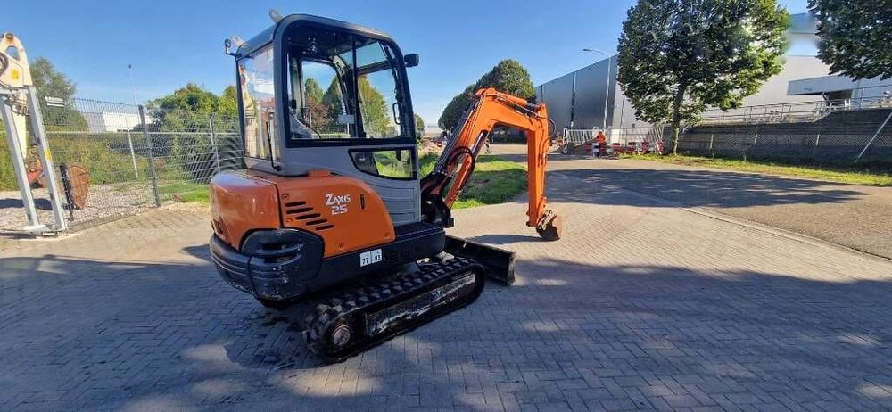 Екскаватор Hitachi ZX 25