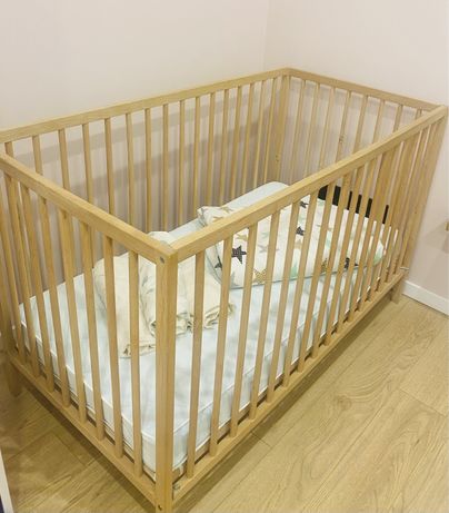 Ліжко для немовлят ikea разом з матрацом та пост. Білизною
